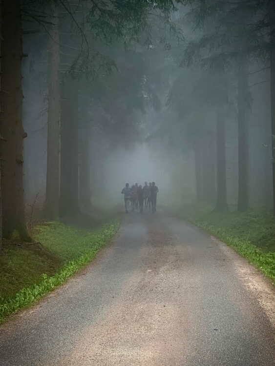 Ein paar Laufgroupies der Klassenfahrtgruppe laufen ganz früh am morgen durch den vernebelten Wald.
