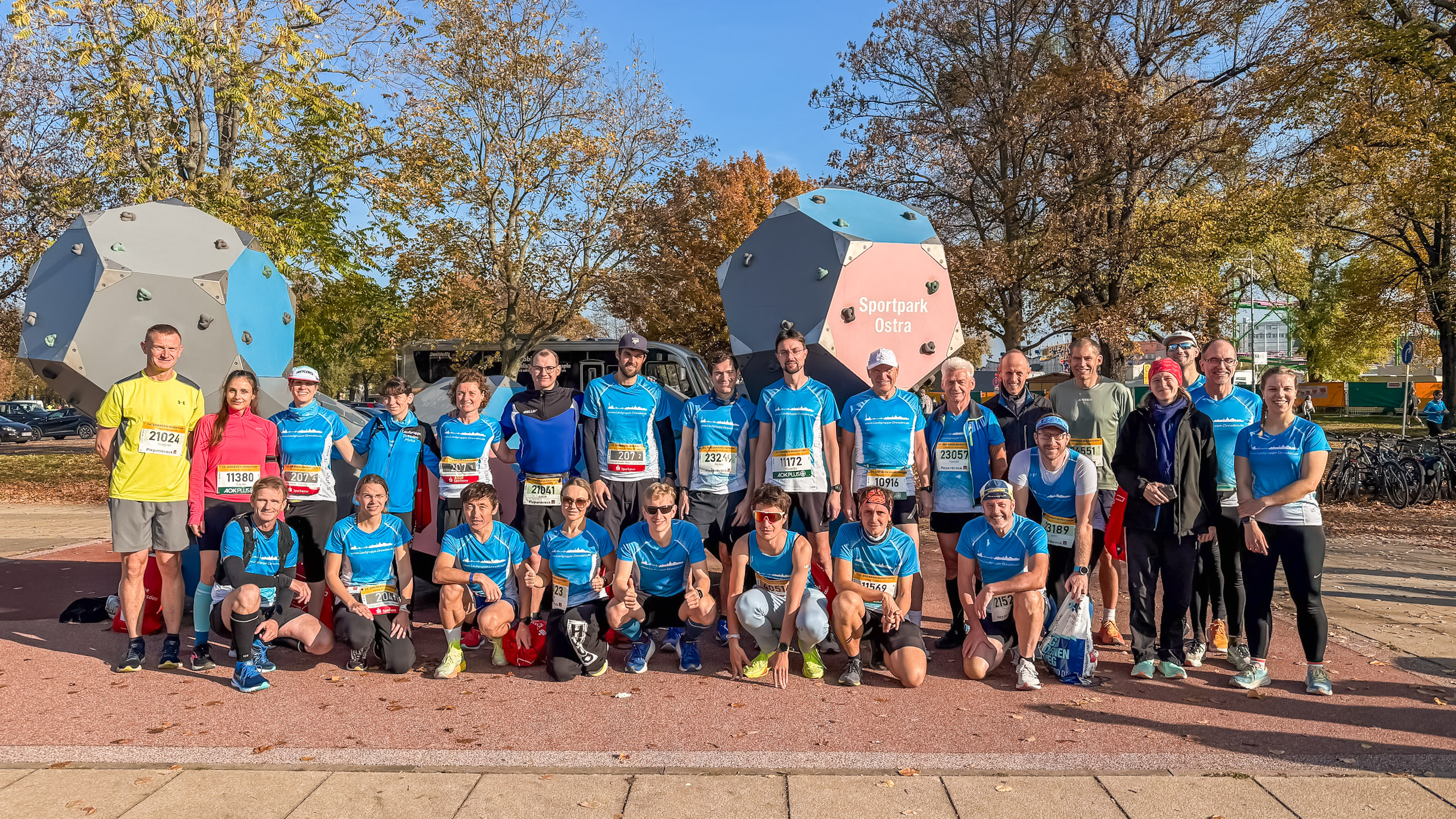 Die Laufgruppe Dresden trifft sich vor dem Start des Dresden Marathons im Sportpark Ostra für ein Gruppenfoto.