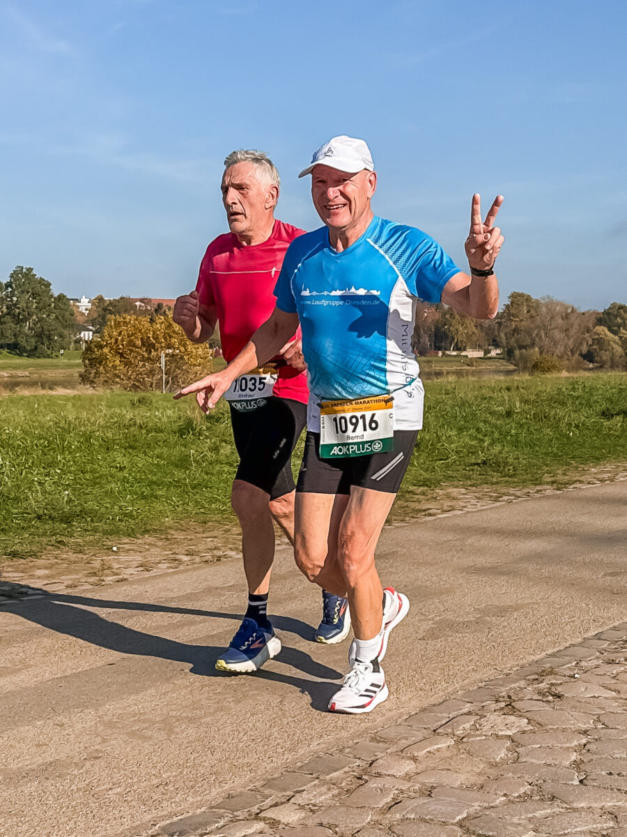 Bernd läuft auf dem Elberadweg beim Dresden Marathon.