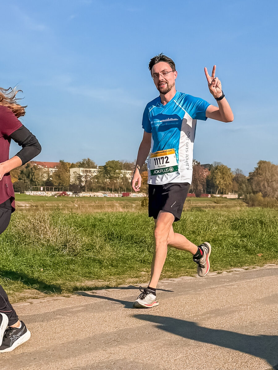 Ricardo läuft auf dem Elberadweg beim Dresden Marathon.