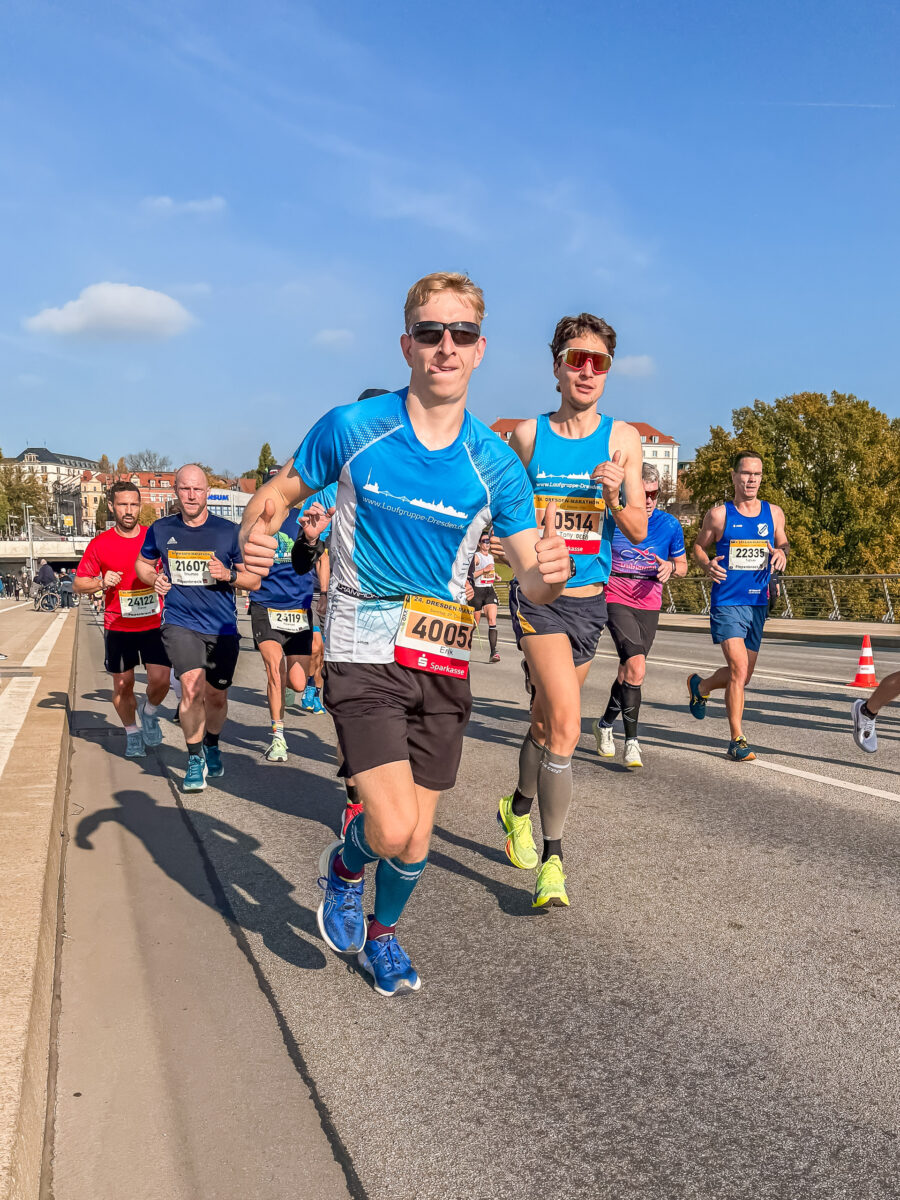 Erik läuft von Tony begleitet über die Waldschlösschenbrücke beim Dresden Marathon.