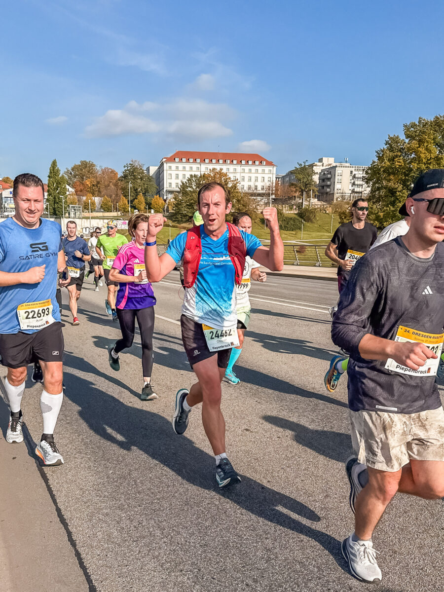 Christian läuft über die Waldschlösschenbrücke beim Dresden Marathon.