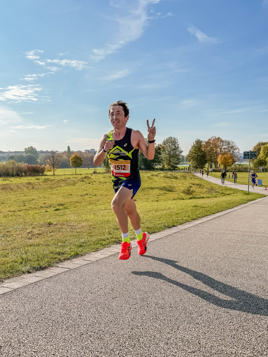 Takejan läuft die Auffahrt zur Waldschlösschenbrücke hinauf beim Dresden Marathon.